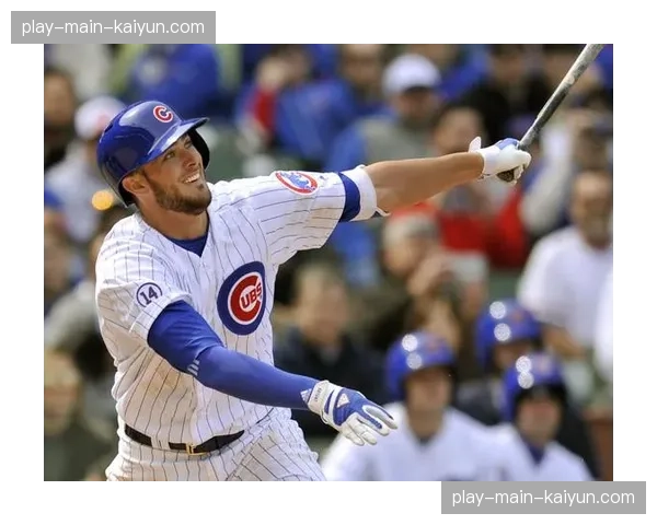 特写：金莺队状元新秀杰克森-霍利迪大联盟热身赛首安，父亲在场边起立鼓掌