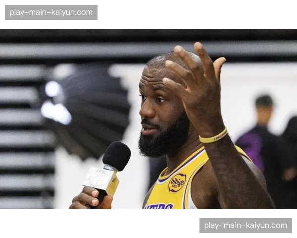 特写:最后一舞?詹姆斯赛后与观众致意时长创赛季之最 特写:最后一舞?詹姆斯赛后与观众致意时长创赛季之最